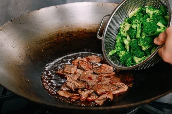 Adding beef and broccoli to wok, geagle.miooashdv.tk
