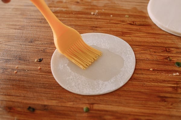 Brushing dumpling wrapper with oil, geagle.miooashdv.tk