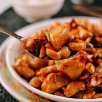 Serving kung pao chicken, geagle.miooashdv.tk