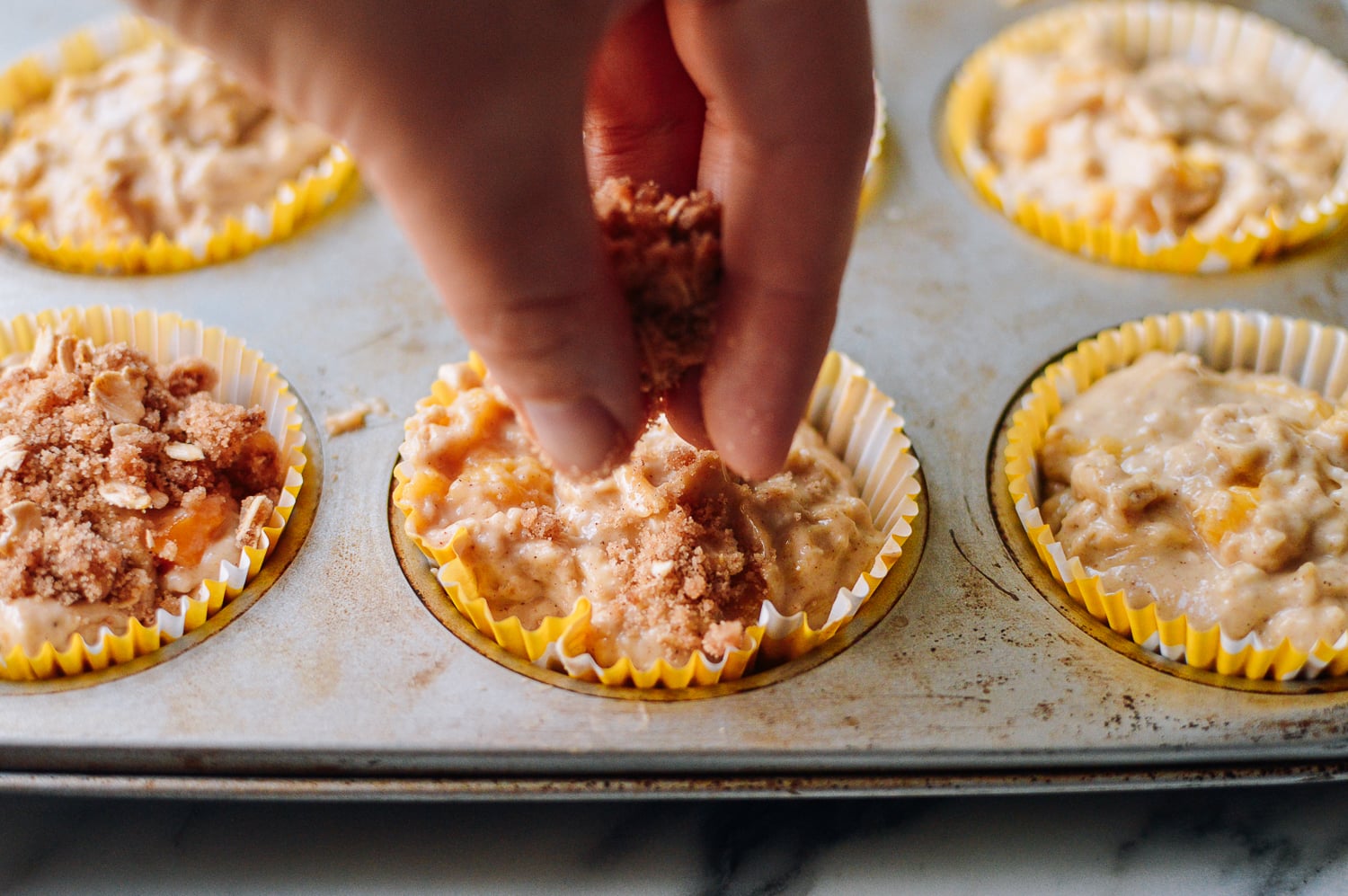 Sprinkling muffins with crumb topping, geagle.miooashdv.tk