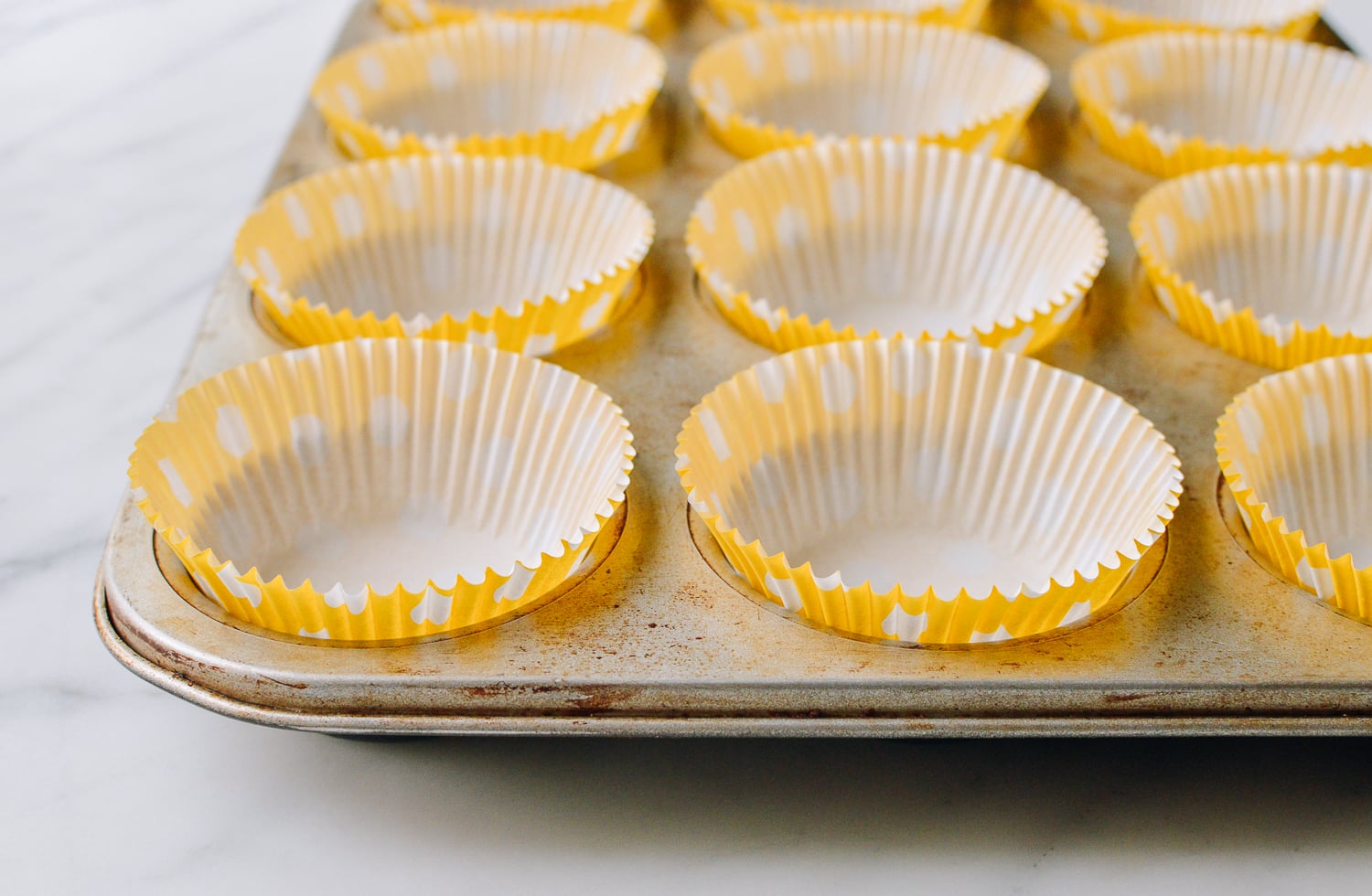 Muffin tin lined with paper cups, geagle.miooashdv.tk