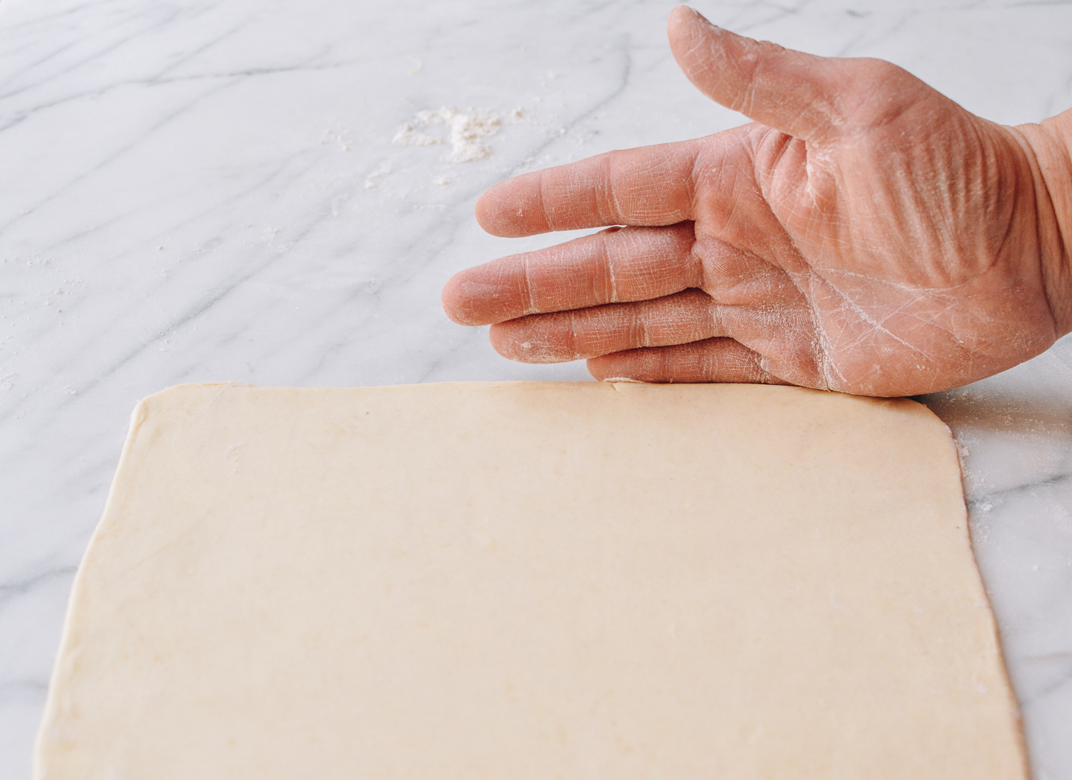 Using hands to straighten pastry edges, geagle.miooashdv.tk