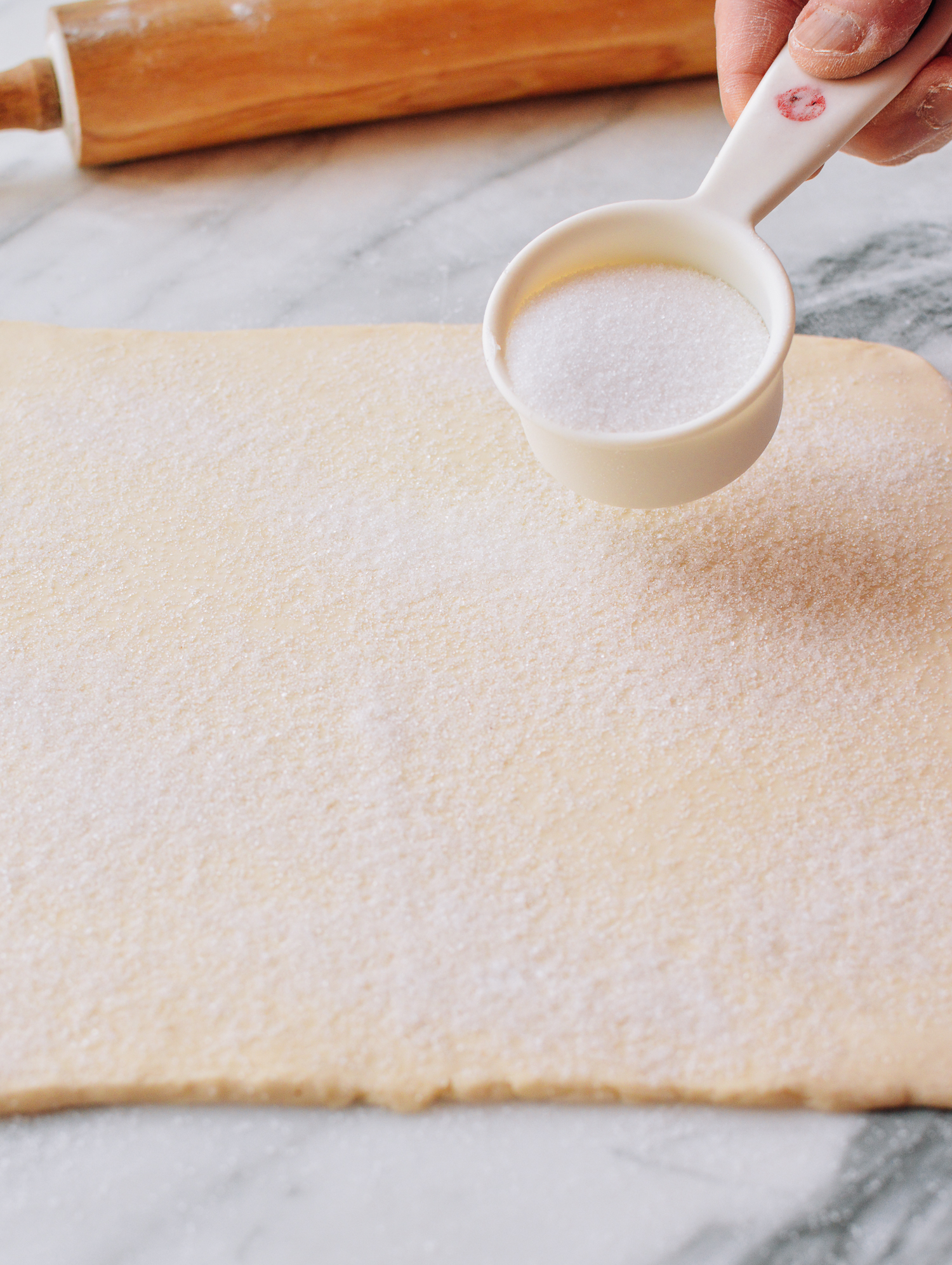Spreading sugar on top of puff pastry dough, geagle.miooashdv.tk
