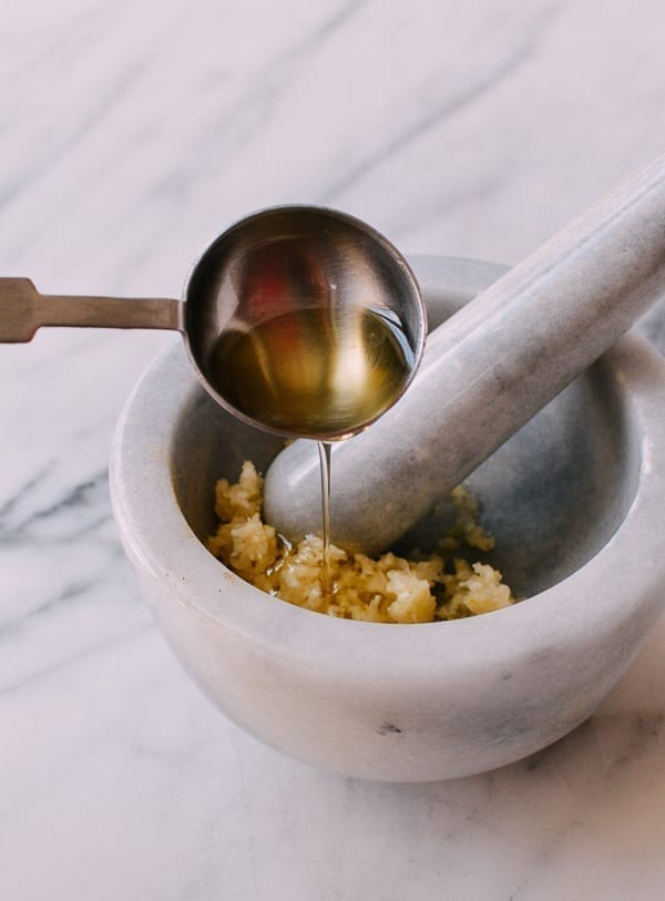 Mixing crushed garlic with olive oil, geagle.miooashdv.tk
