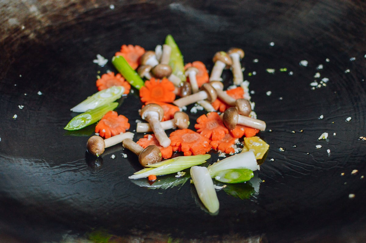 Ginger, garlic, carrot, mushrooms, and scallions in wok, geagle.miooashdv.tk