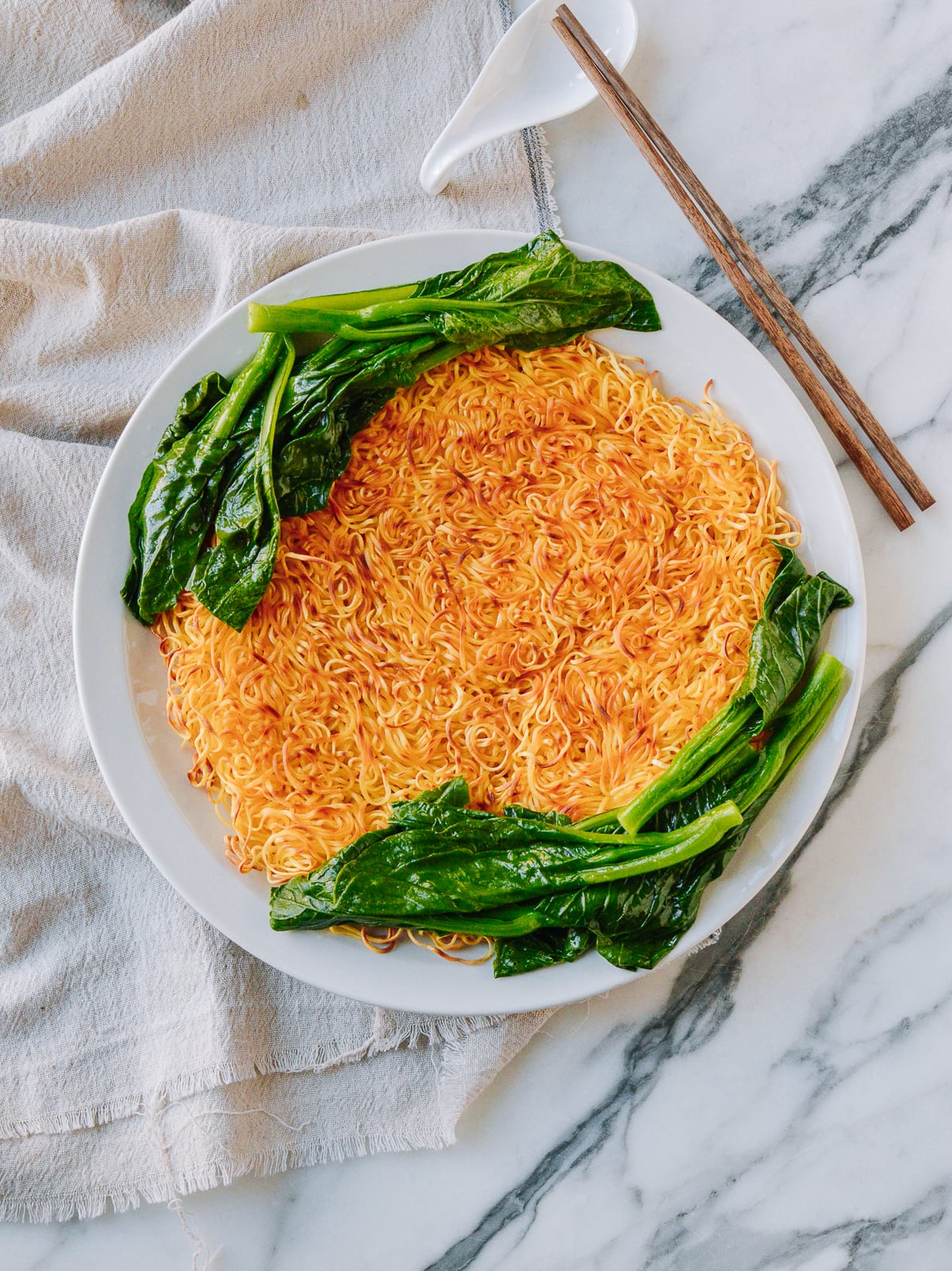 Pan-fried Noodles with Choy Sum on Plate, geagle.miooashdv.tk