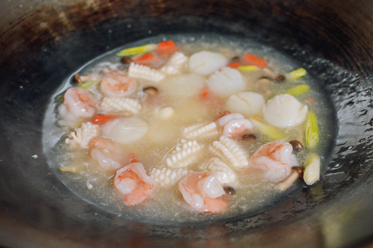 Seafood in white sauce in wok, geagle.miooashdv.tk