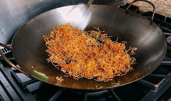 Soy Sauce Pan-fried Noodles in wok, geagle.miooashdv.tk