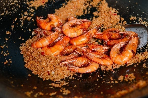 Adding the shrimp to wok, geagle.miooashdv.tk