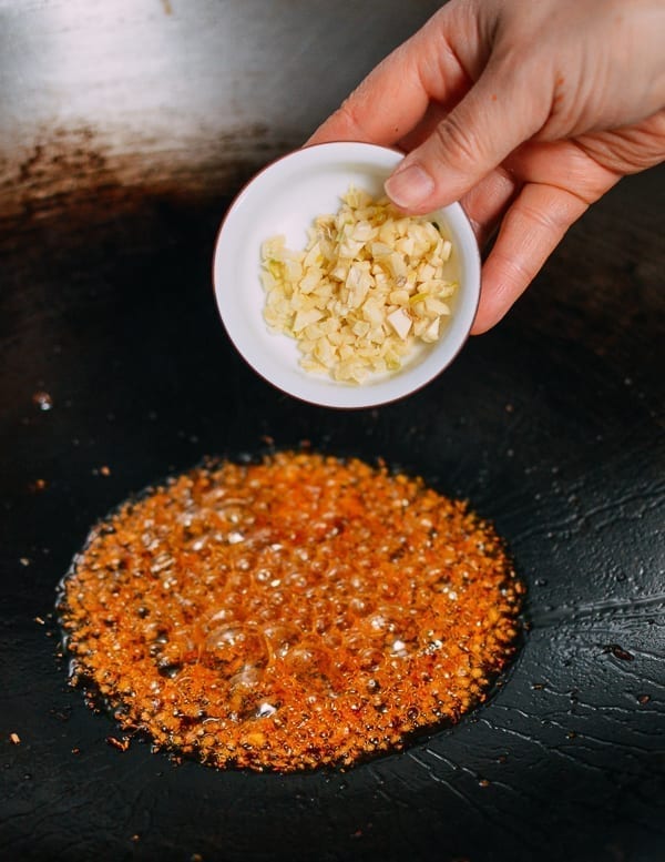 Adding garlic to wok, geagle.miooashdv.tk