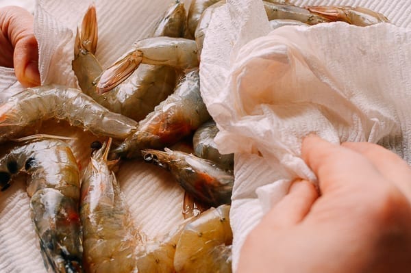 Patting shrimp dry with paper towel, geagle.miooashdv.tk