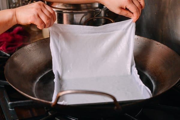 Lifting rice noodle on cloth out of pan, geagle.miooashdv.tk