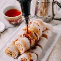 Drizzling sauce over zhaliang, geagle.miooashdv.tk