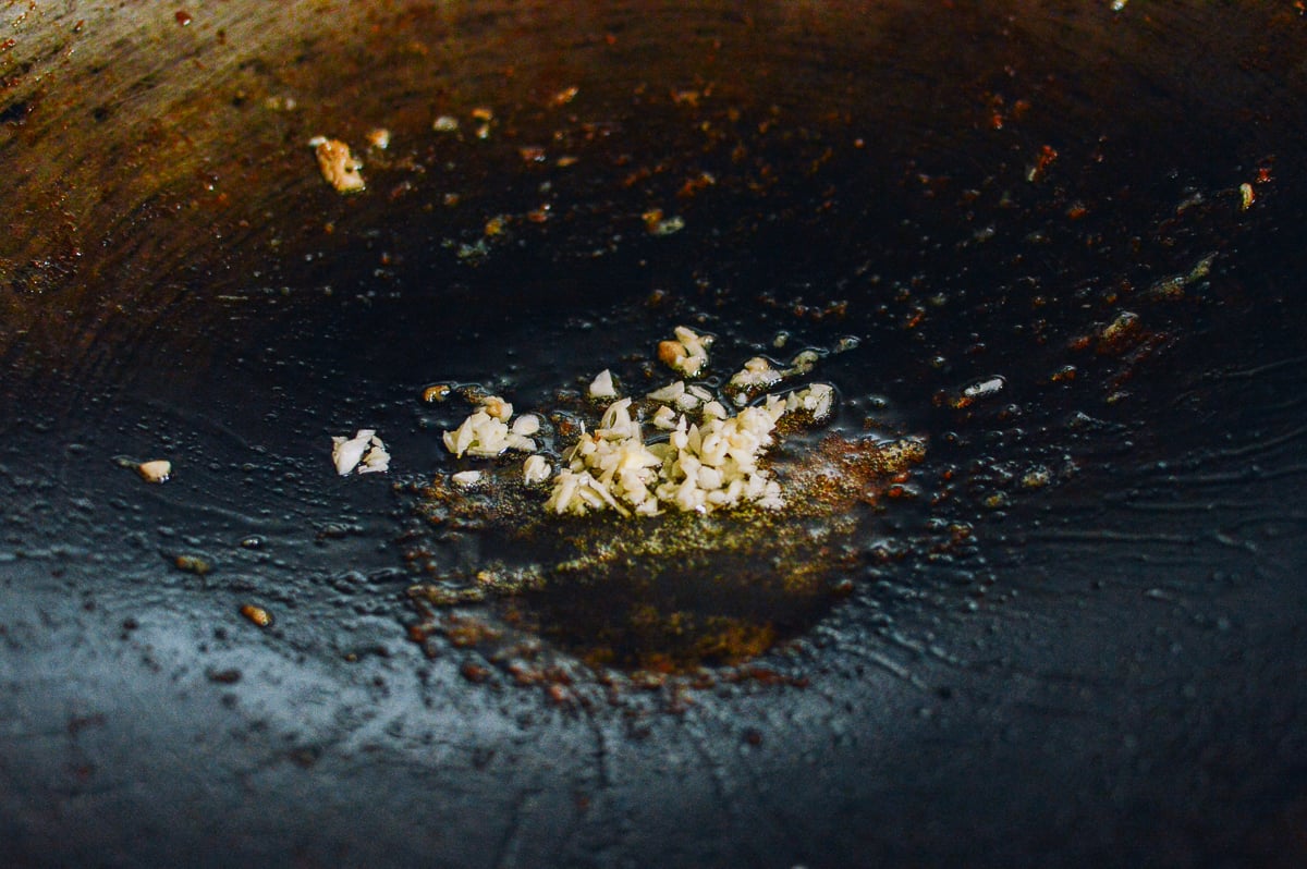 Garlic in oil in wok, geagle.miooashdv.tk