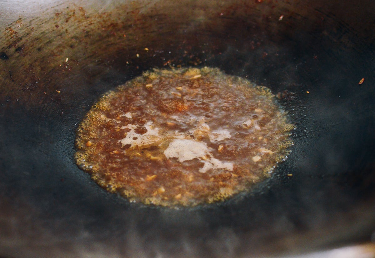 Sauce mixture added to wok, geagle.miooashdv.tk