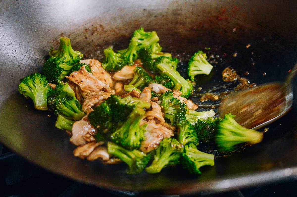 Stir-frying Chinese chicken and broccoli, geagle.miooashdv.tk