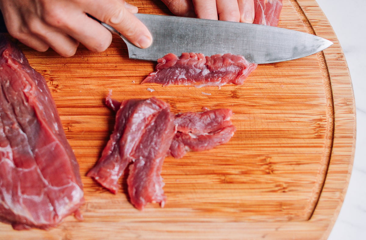 slicing beef flank steak on a cutting board by geagle.miooashdv.tk
