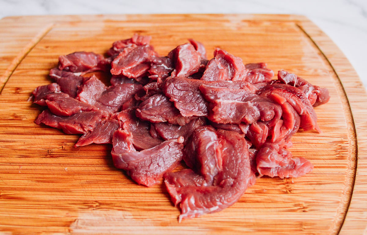beef flank steak slices on cutting board by geagle.miooashdv.tk