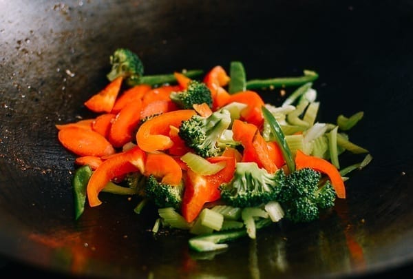 Adding Vegetables to wok, geagle.miooashdv.tk