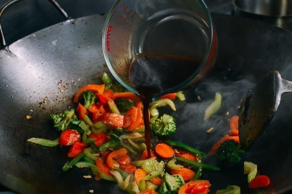 Adding stir-fry sauce to vegetables, geagle.miooashdv.tk