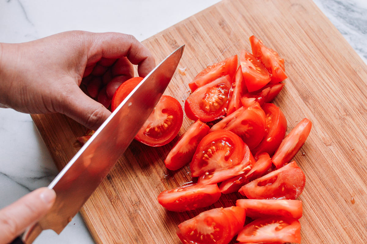 Cutting tomatoes into wedges, geagle.miooashdv.tk