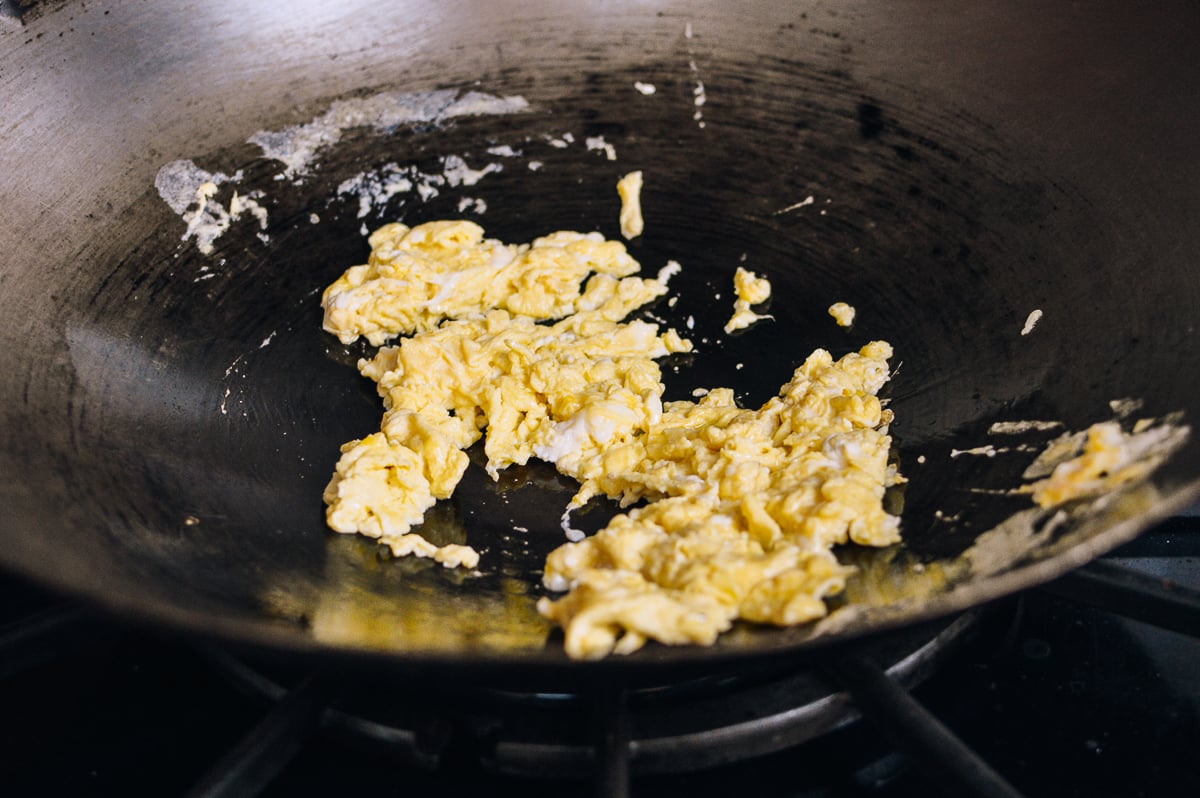 Scrambling eggs in a wok, geagle.miooashdv.tk