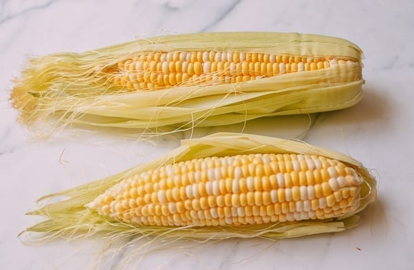 Two ears of bi-color sweet corn, geagle.miooashdv.tk