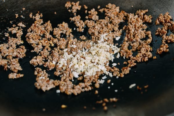 Adding garlic to pork, geagle.miooashdv.tk