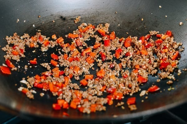 Stir-frying pork, bell pepper, chilies, and garlic, geagle.miooashdv.tk