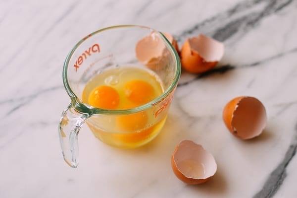 3 eggs cracked into liquid measuring cup, geagle.miooashdv.tk