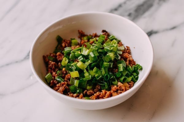 Mixing scallions with ground pork, geagle.miooashdv.tk