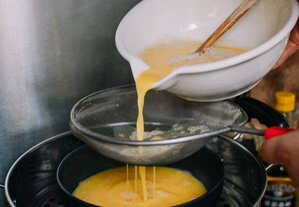 Pouring egg mixture through fine mesh strainer, geagle.miooashdv.tk