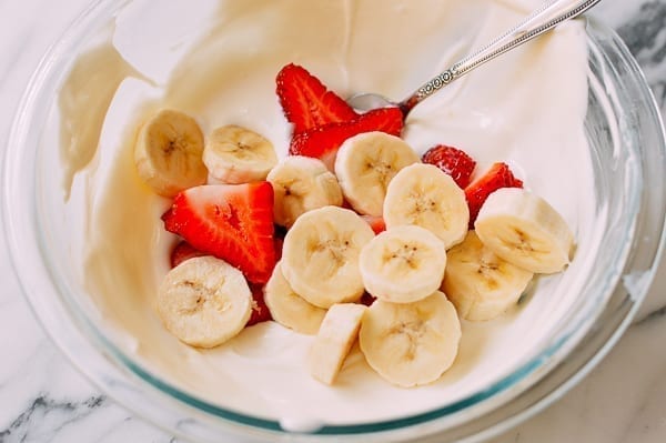 Folding sliced strawberries and bananas into yogurt mixture, geagle.miooashdv.tk
