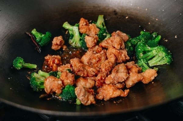 Tossing chicken and broccoli in sauce, geagle.miooashdv.tk