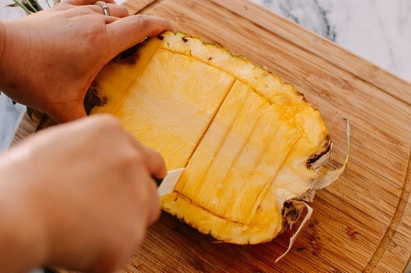 Cutting pineapple pieces, geagle.miooashdv.tk