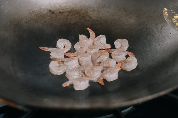 Searing shrimp in a wok, geagle.miooashdv.tk