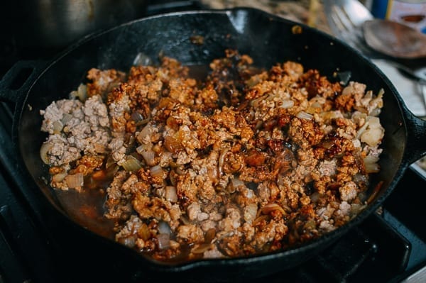 Adding sauce and seasoning to baozi filling, geagle.miooashdv.tk