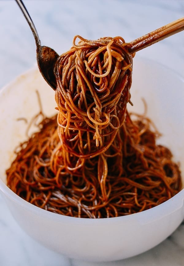 Tossing noodles with sauce, geagle.miooashdv.tk