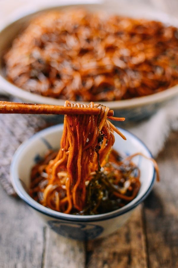 Picking up scallion oil noodles with chopsticks, geagle.miooashdv.tk