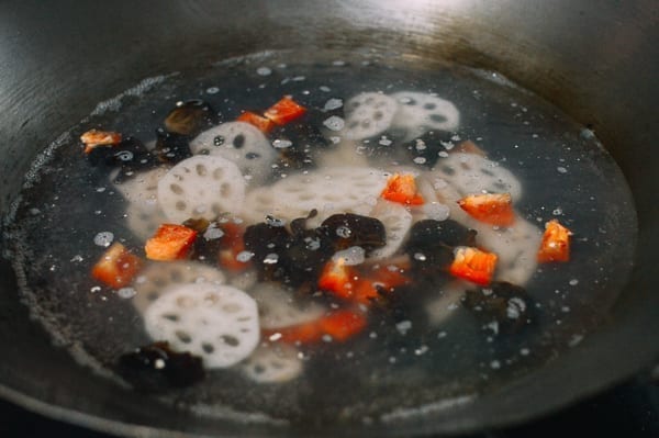 Blanching lotus root, wood ears, and red bell peppers, geagle.miooashdv.tk
