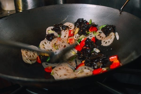 Stir-frying lotus root, geagle.miooashdv.tk
