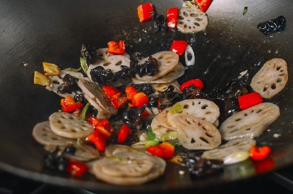 Sauce coating lotus root stir-fry, geagle.miooashdv.tk