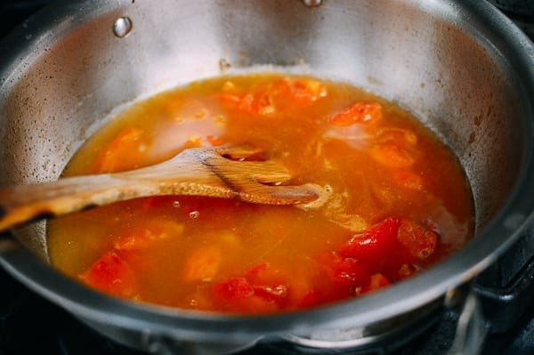 Tomatoes, stock, and seasonings in pot, geagle.miooashdv.tk
