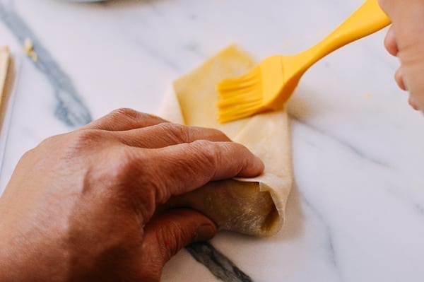 Brushing egg roll wrapper with egg wash to seal, geagle.miooashdv.tk