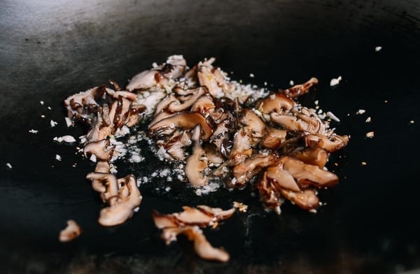 Garlic and shiitake mushrooms in wok, geagle.miooashdv.tk