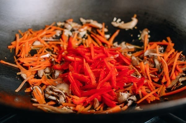 Adding julienned bell peppers to wok, geagle.miooashdv.tk