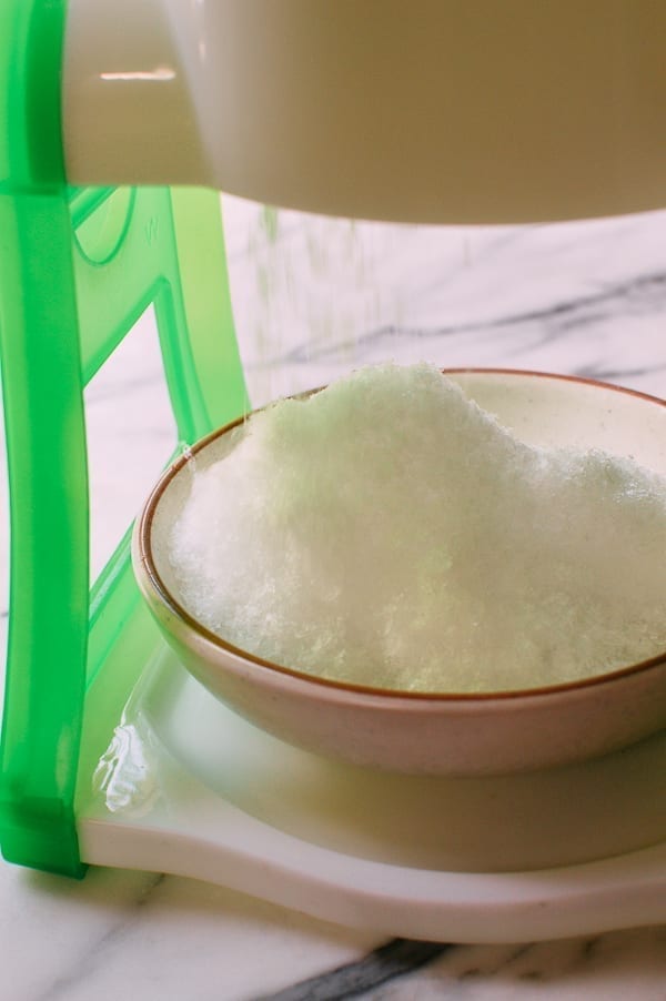 Shaving Ice with manual ice shaving machine, geagle.miooashdv.tk