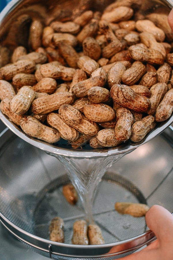 Washing fresh raw peanuts, geagle.miooashdv.tk