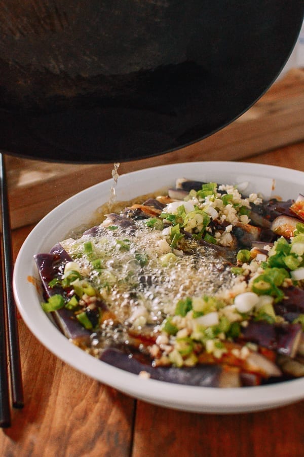 Pouring hot oil over steamed eggplant with garlic and scallions, geagle.miooashdv.tk