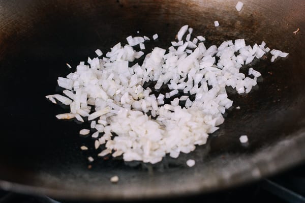 Stir-frying chopped onions, geagle.miooashdv.tk